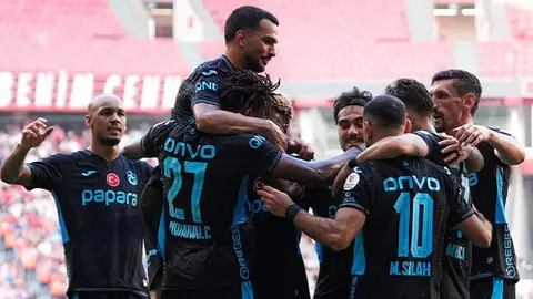 Trabzonspor oyuncuları Samsun deplasmanında sevinç yaşarken