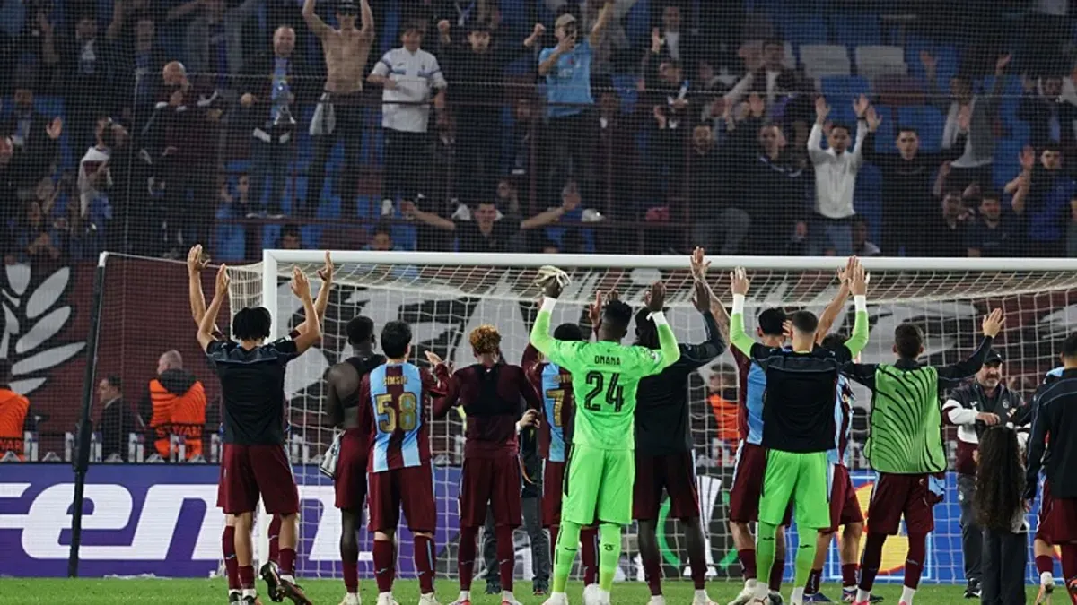 Tribünleri dolduran Trabzonspor taraftarları ve sahaya çağrılan futbolcular