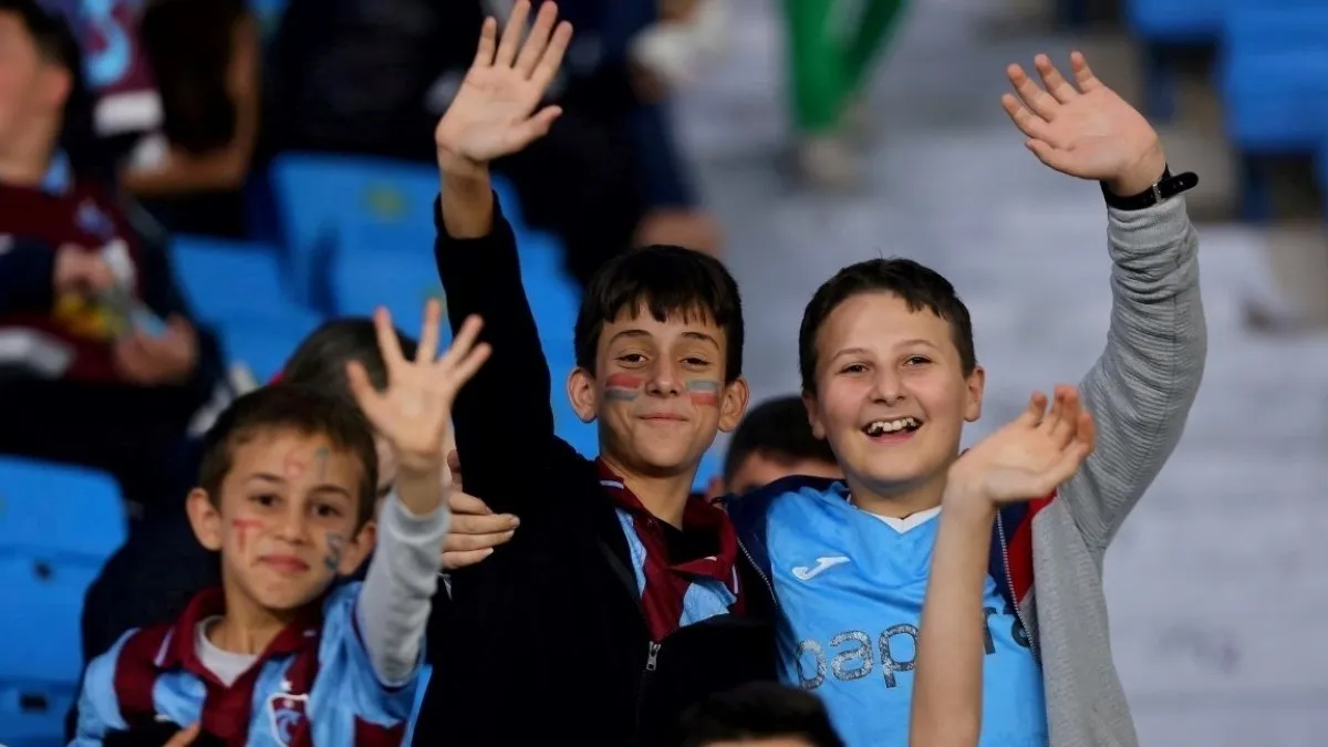 Trabzonspor taraftarları stadyumda tezahürat yaparken kulüp logosu