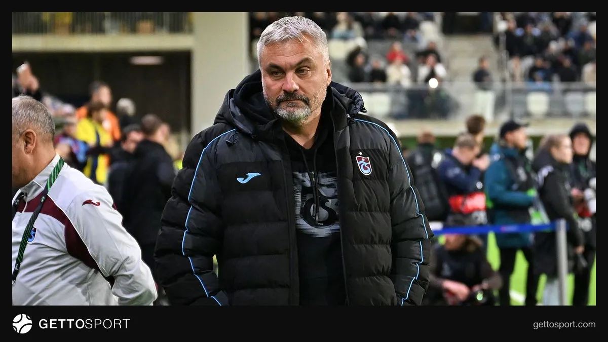 Thomas Reis basın toplantısında konuşurken, arka planda Trabzonspor logosu
