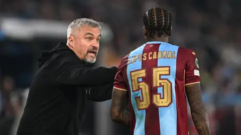 Thomas Reis saha kenarında oyuncularına talimat verirken