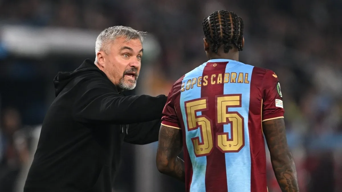 Thomas Reis saha kenarında oyuncularına talimat verirken