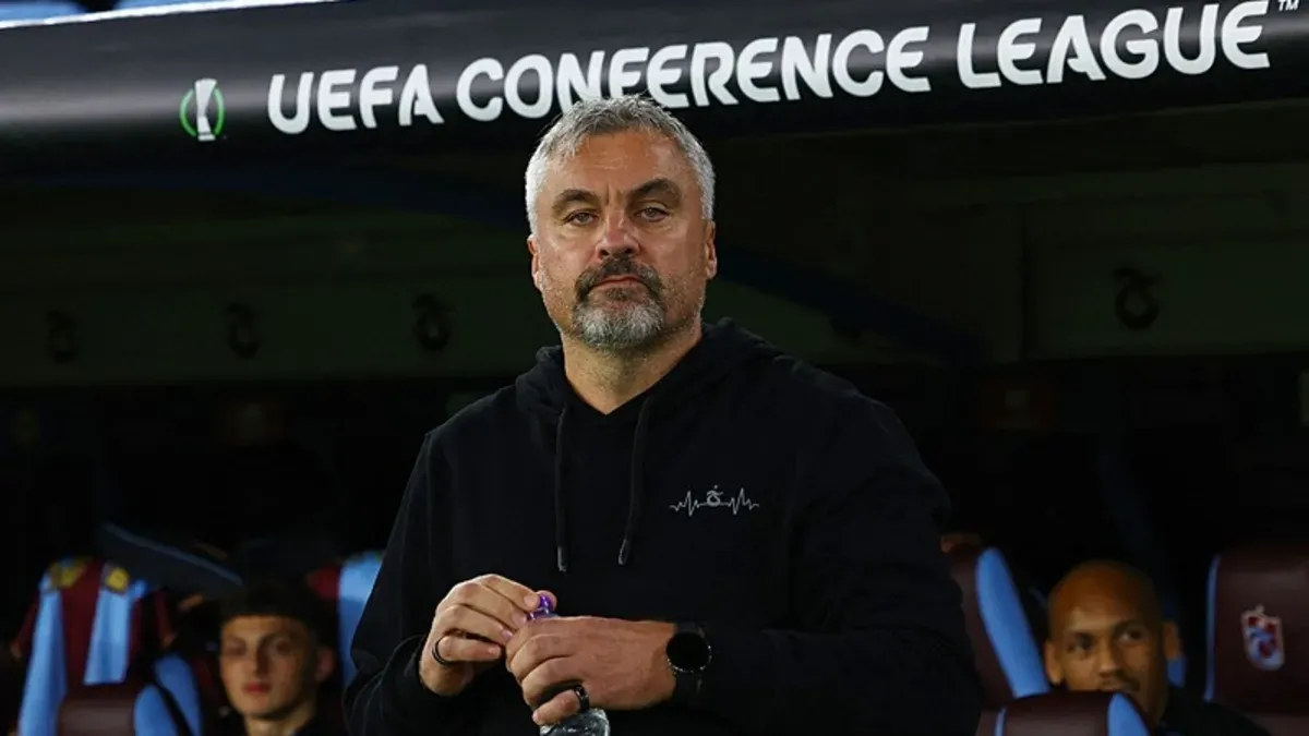 Trabzonspor formasıyla futbolcular ve teknik direktör Thomas Reis kutlama görüntüsü