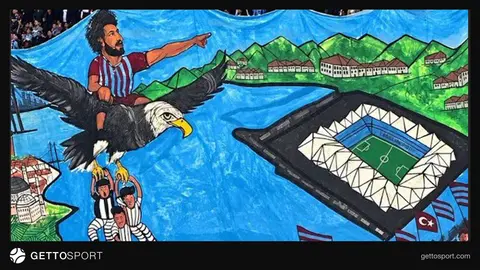 Tribünde Muhammed Salah ve kartal figürlü koreografi görüntüsü