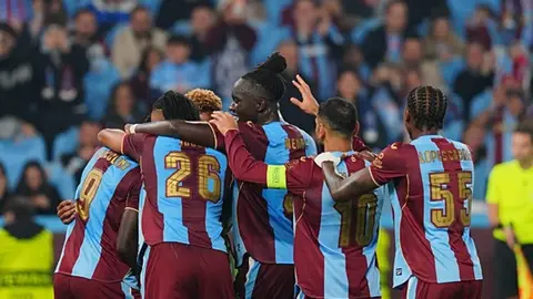 Trabzonspor futbolcuları taraftarlarla kutlama yaparken gazeteler manşetleri
