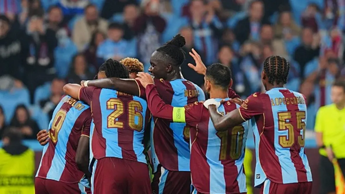 Trabzonspor futbolcuları taraftarlarla kutlama yaparken gazeteler manşetleri