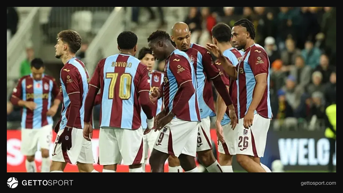 Sevinçli taraftarlar ve Trabzonspor oyuncuları maç dönüşü kutlama