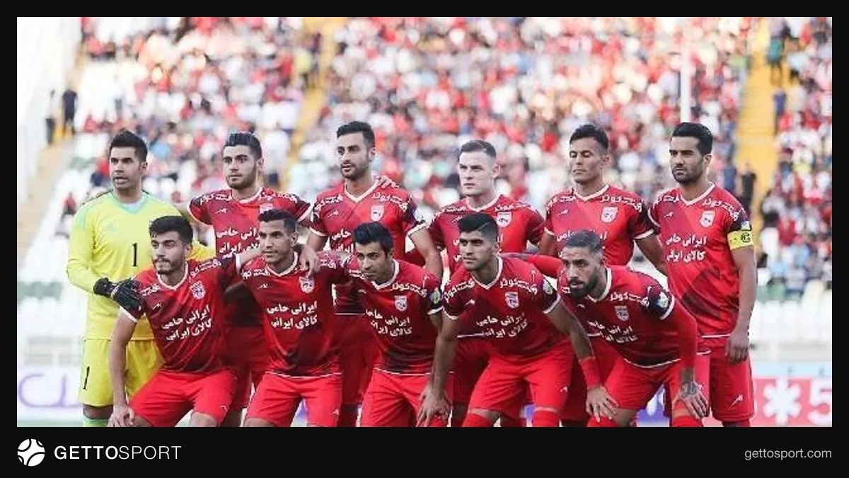 Traktor futbol komandasının loqosu və boş stadion tribunası