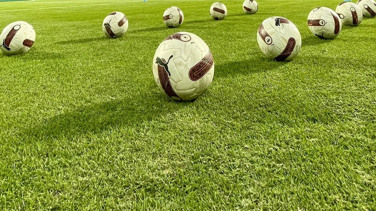 Esenler Erokspor Stadı önünde futbol maçına hazırlık