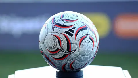 Stadyumda futbol maçı fikstürünü simgeleyen oyuncular ve top