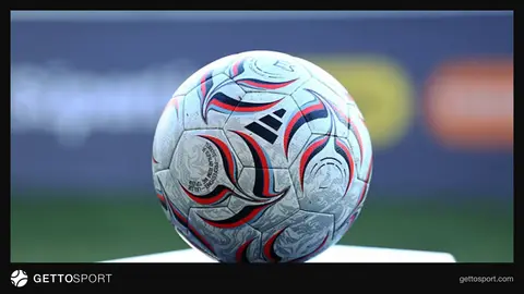 Stadyumda futbol maçı fikstürünü simgeleyen oyuncular ve top