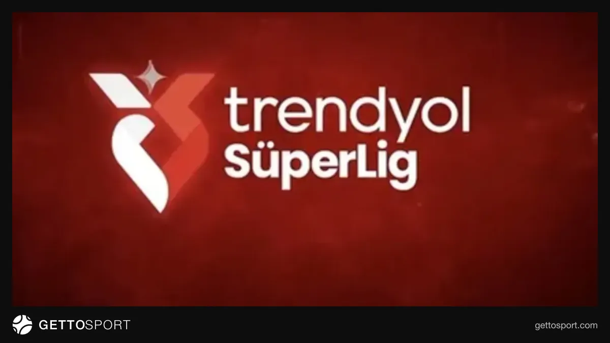 VAR odasında monitörlere bakan hakemler