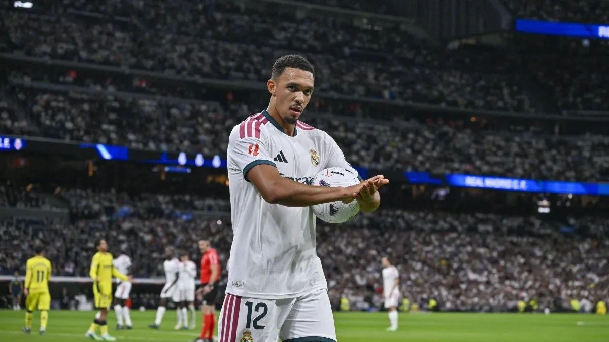Trent Alexander-Arnold Real Madrid formasıyla saha kenarında oturmuş görüntü