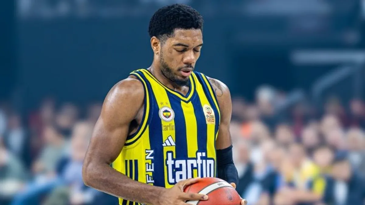 Trent Forrest Fenerbahçe formasıyla saha kenarında röportaj verirken görüntüsü