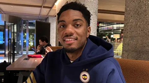 Trent Forrest Fənərbaxça mərasimində və ya məşqdə top idarə edir