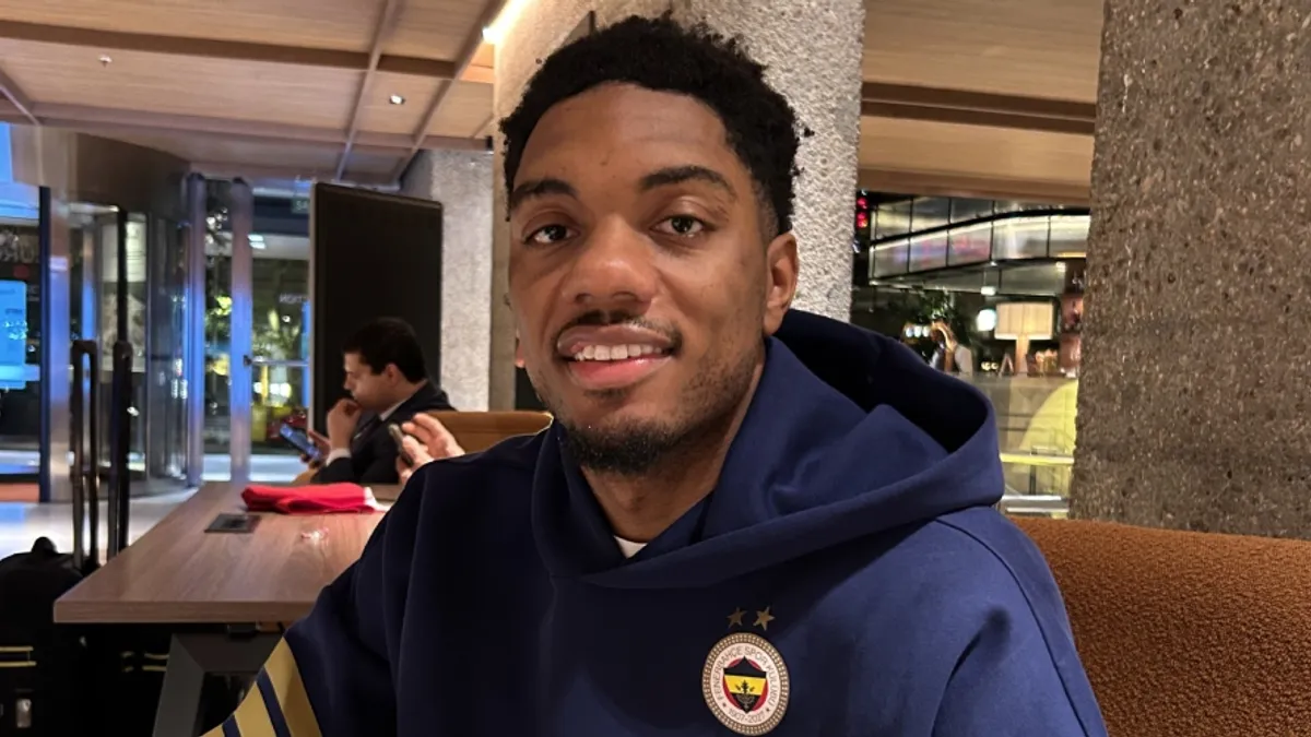 Trent Forrest Fənərbaxça mərasimində və ya məşqdə top idarə edir