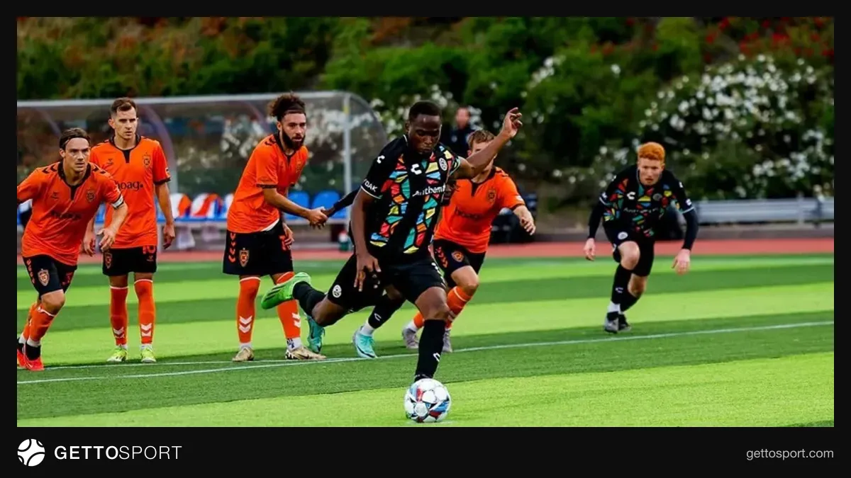Trevon Rid penalti üçün topa yaxınlaşarkən stadion görüntüsü