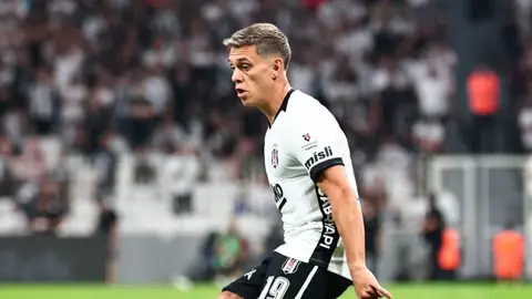 Vincenzo Italiano ve Leandro Trossard konuşurken takım antremanından görüntü