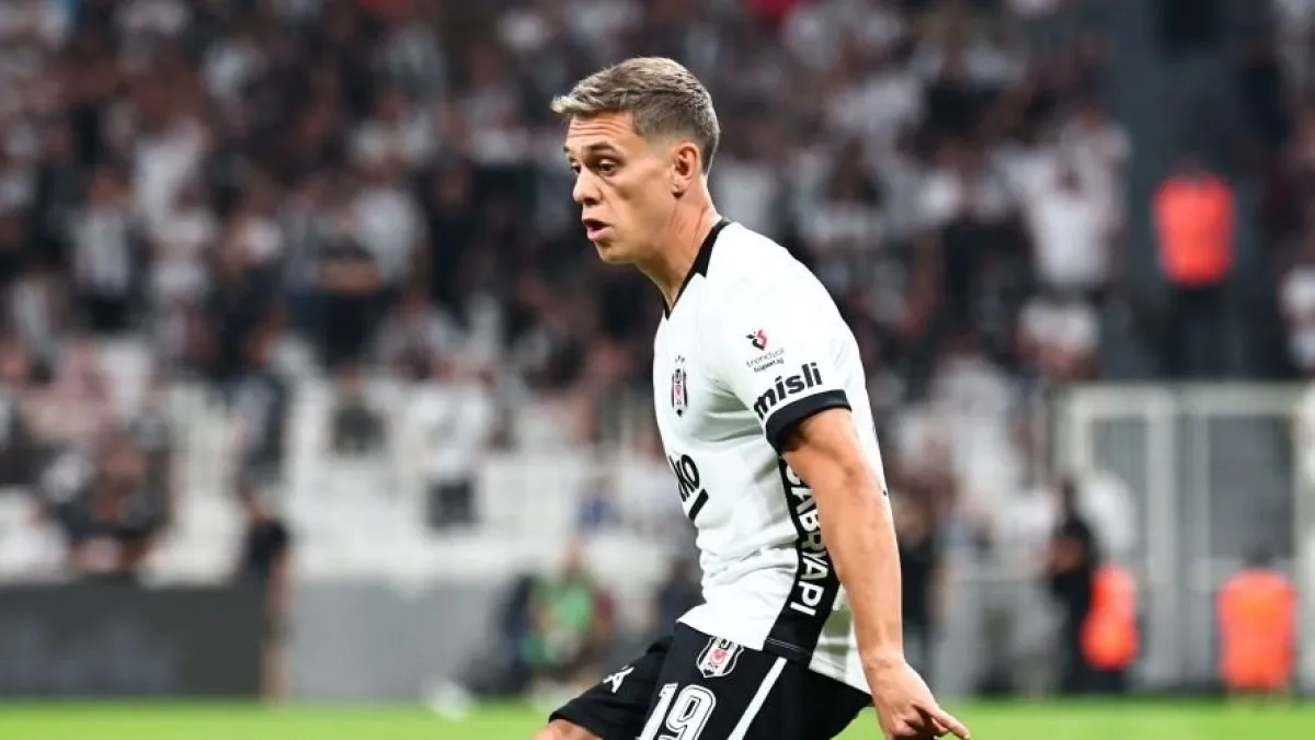 Vincenzo Italiano ve Leandro Trossard konuşurken takım antremanından görüntü