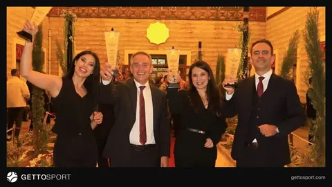 Sahneye çıkan TRT Spor spikerleri ödül töreninde