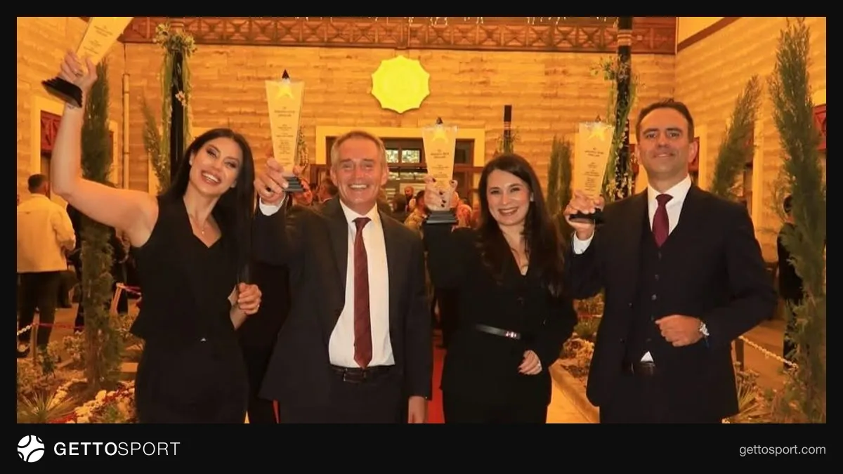 Sahneye çıkan TRT Spor spikerleri ödül töreninde