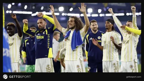 Fenerbahçe oyuncuları gol sevinci ve Tümer Metin televizyon stüdyosunda yorum yaparken
