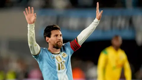 Lionel Messi stadiona vida dövrəsi vurur, yaxınlıqda Benin futbolçuları