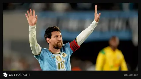 Lionel Messi stadiona vida dövrəsi vurur, yaxınlıqda Benin futbolçuları