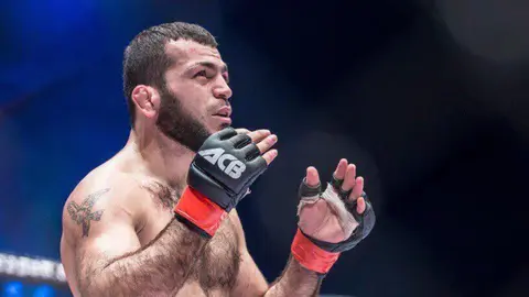 Tural Rəhimov döyüş hazırlığında, MMA turniri lövhəsi fonunda