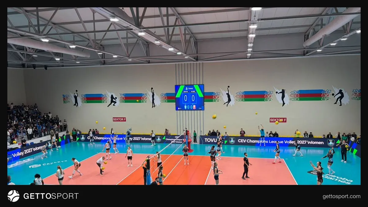 Tovuz Olimpiya İdman Kompleksinin qarşısında toplaşmış azarkeşlər və böyük ekranda Turan–Mladost matçı