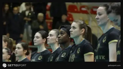 Tovuz Olimpiya İdman Kompleksində voleybol oyunu üçün hazırlanmış arena və azarkeşlər