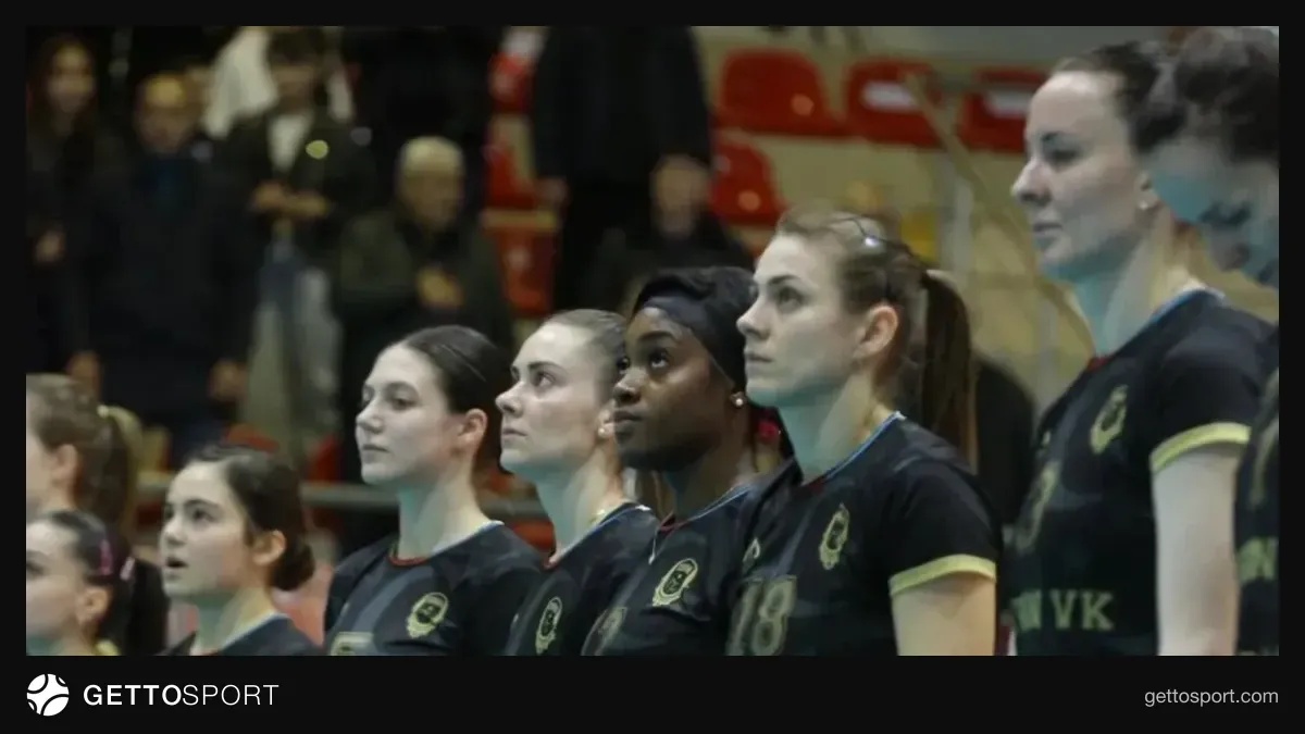 Tovuz Olimpiya İdman Kompleksində voleybol oyunu üçün hazırlanmış arena və azarkeşlər