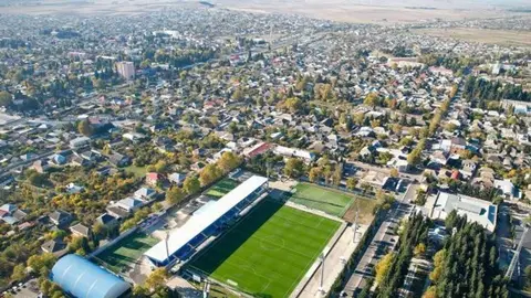 Tovuz şəhər stadionunda meydanda çıxış edən futbol komandaları və azarkeşlər