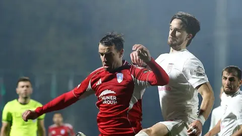 Turan Tovuz və Sabah oyunçuları top uğrunda mübarizə aparır