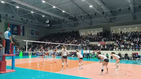 Turan voleybolçuları top oyununda, tribunalar və CBC Sport loqosu