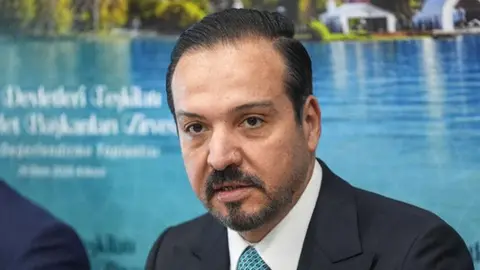 Kürşad Zorlu çıxış edərkən mikrofona danışır