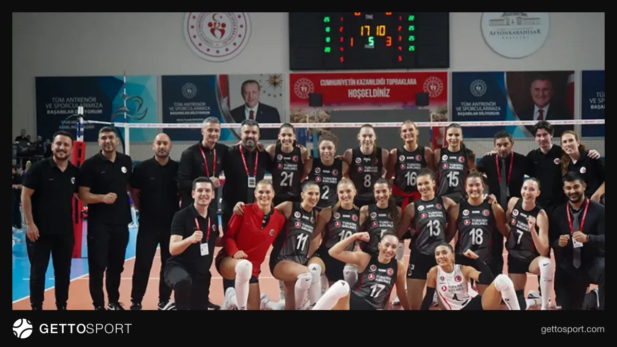 Türk Hava Yolları voleybol takımı maç sırasında hücum yaparken