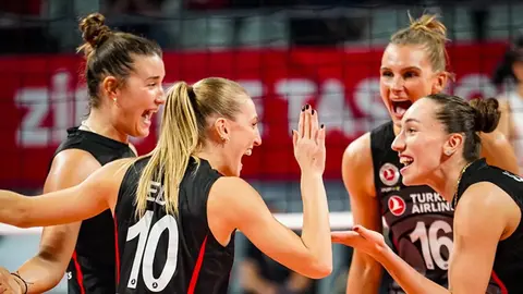 Türk Hava Yolları voleybol takımı fileye hücum ederken