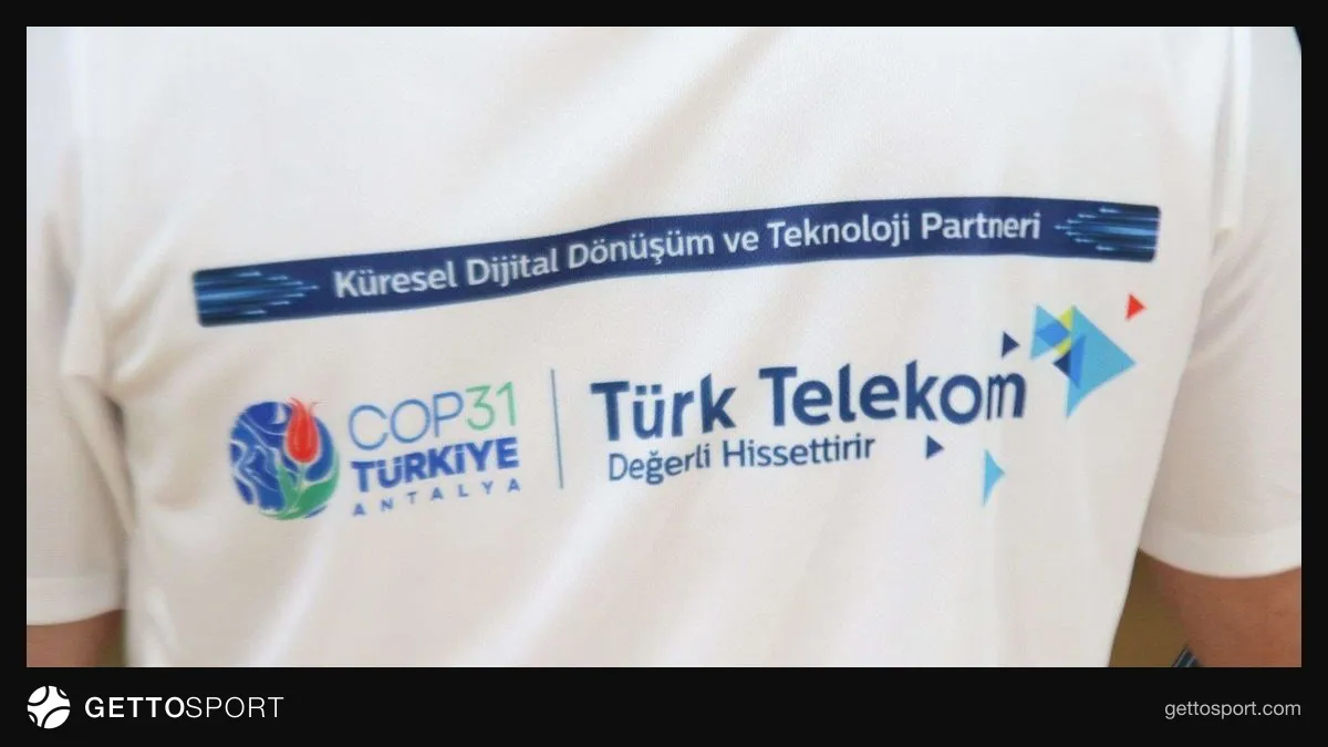 Türk Telekom basketbolcuları geri dönüştürülmüş formalarla sahada, pankart ve tohum dağıtımı