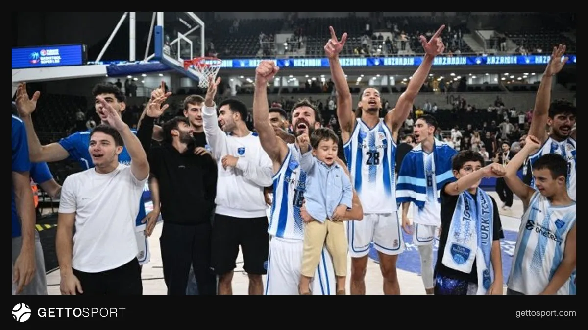 Türk Telekom oyuncuları maç öncesi ısınırken Ankara Spor Salonu