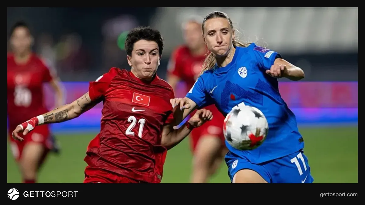 Türkiye A Milli Kadın Futbol Takımı oyuncuları ve Slovenya maçından bir an
