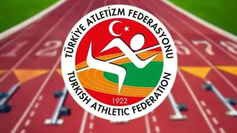 Türkiye Atletizm Federasyonu mali genel kurulunda konuşan Ahmet Karadağ ve divan üyeleri