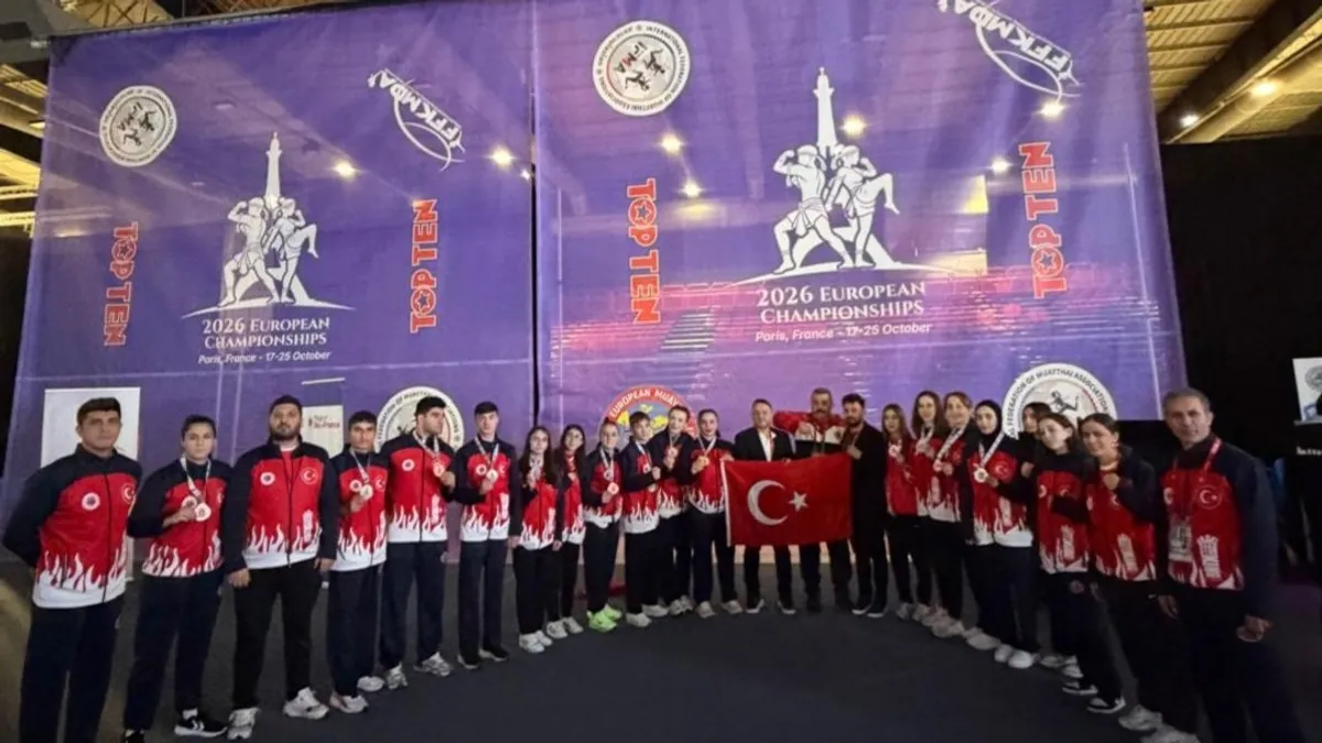 Türkiye muaythai millileri madalyalarla fotoğrafı