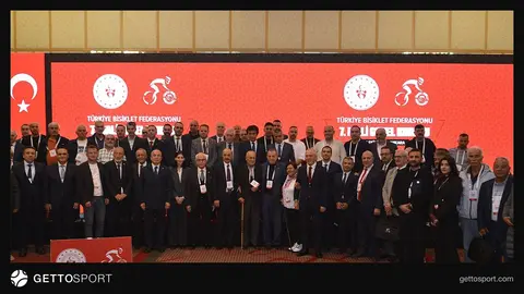 Federasyon başkanı konuşurken genel kurul salonu ve delegeler