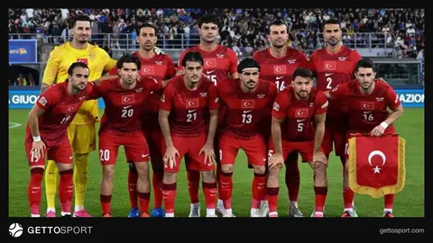 A Millî Futbol Takımı formasıyla bir oyuncu, uluslararası maçlardan kare