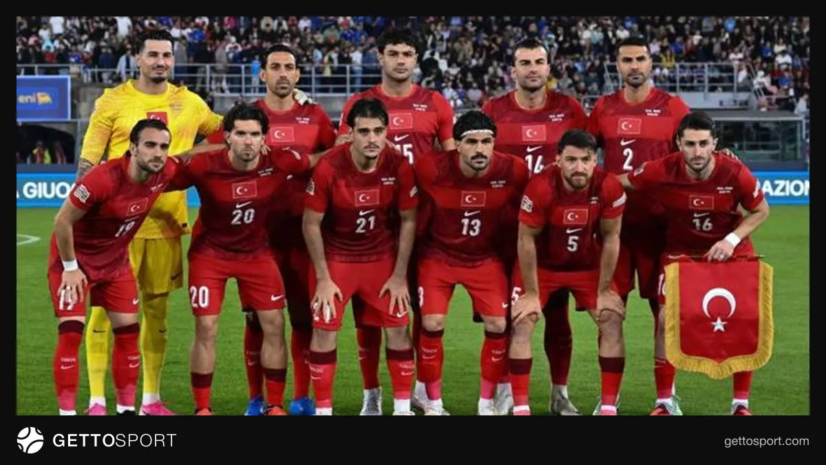 A Millî Futbol Takımı formasıyla bir oyuncu, uluslararası maçlardan kare