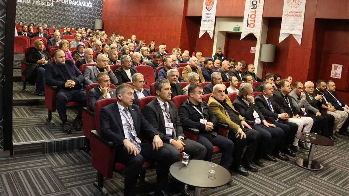 Gençlik ve Spor Bakanlığı Eğitim Tesisleri'nde toplanan Türkiye Hokey Federasyonu genel kurulundan görüntü