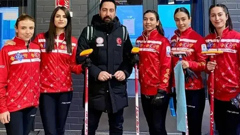 Türkiye Kadın Curling Milli Takımı maç sırasında taş atarken Ostrava kortu