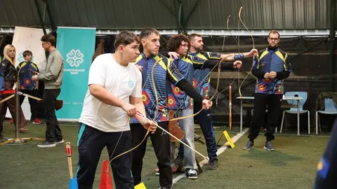 Prizren'de düzenlenen geleneksel Türk okçuluğu turnuvasında öğrenciler ve protokol üyeleri
