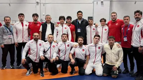 Milli güreşçiler ay-yıldızlı forma ile minderde hazırlık yaparken